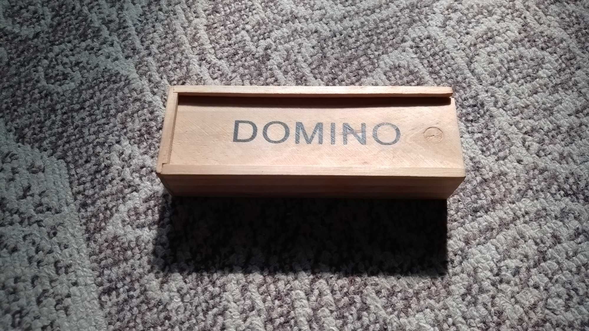 Домино в деревянной коробке.