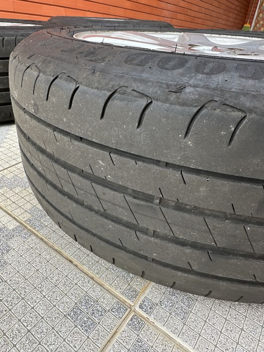 Jantes 16 Mercedes c/ dois pneus em bom estado