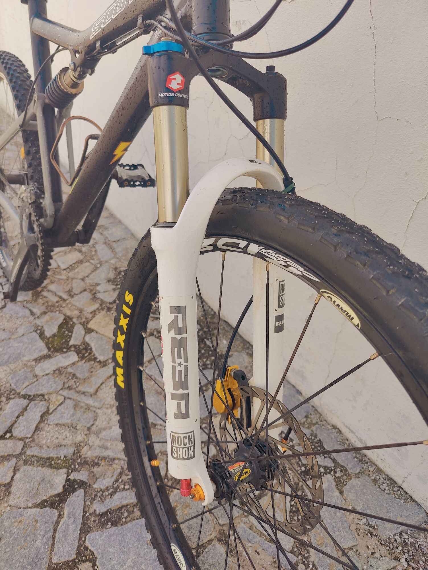 Bicicleta BTT equipada