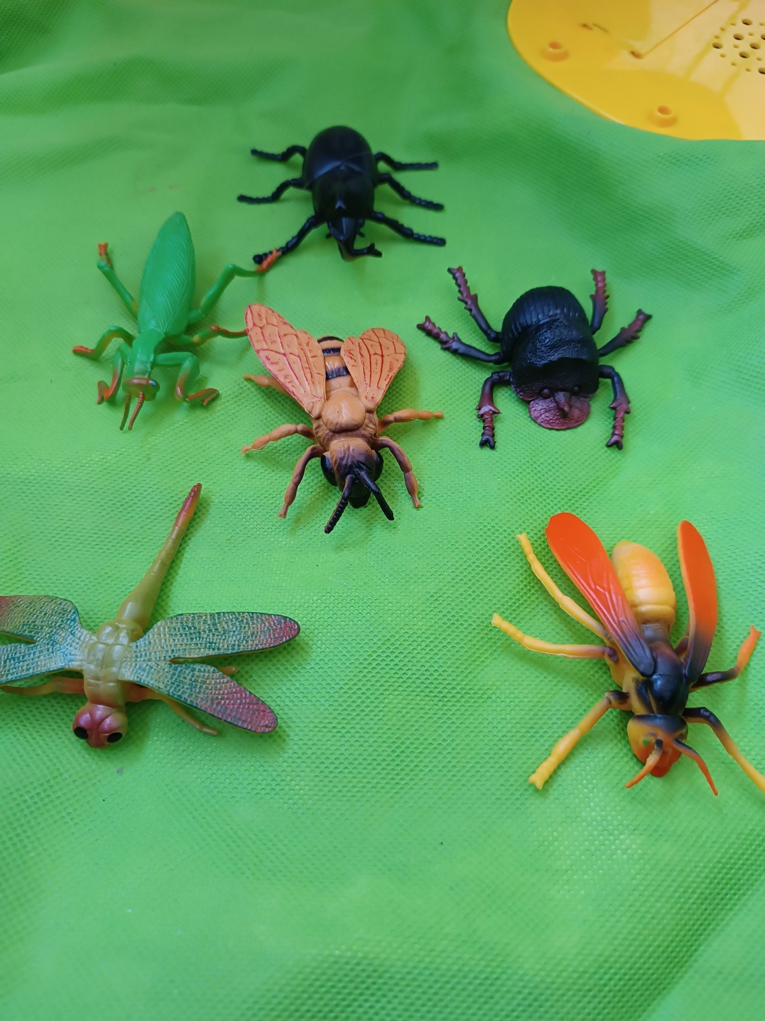 Дитячі іграшки, фігурки комах