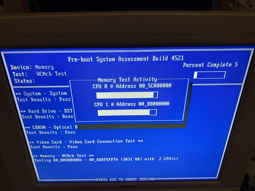 Komputer Dell 780 z systemem i klawiaturą.