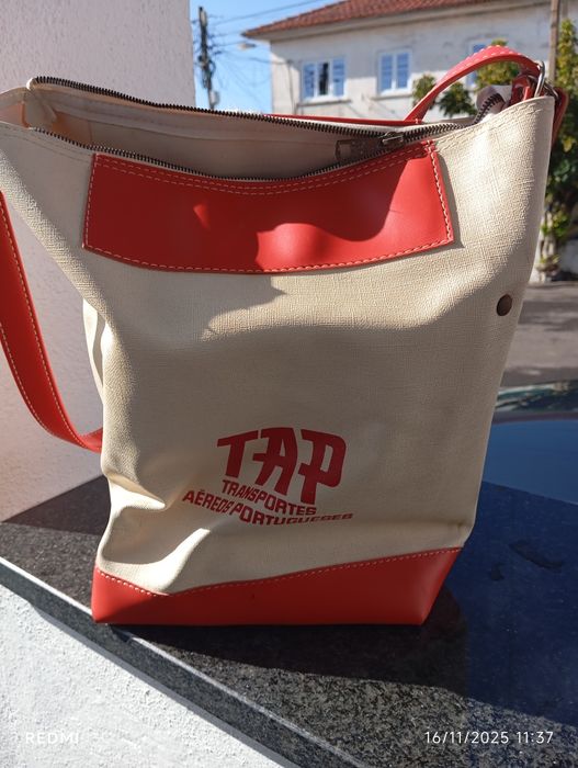 Mala TAP antiga com fundo rebatível