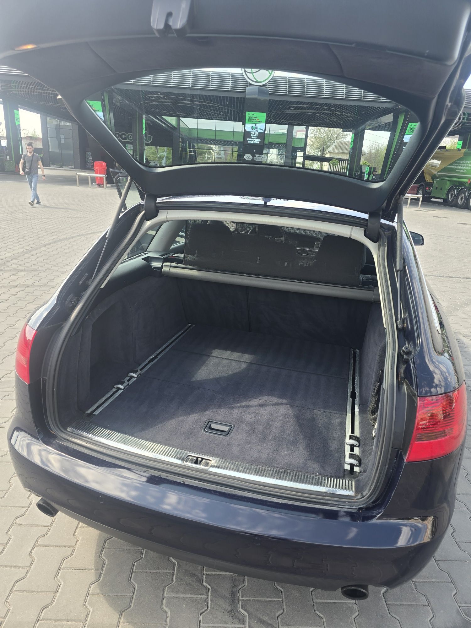 Audi А6 С6
2006.року
2.0 бензин 125кВт-170к.с.
GPS навігація, датчики
