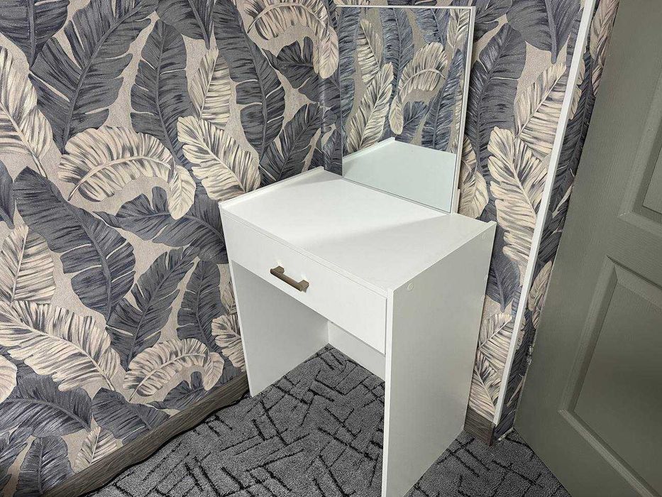 Туалетний столик з дзеркалом