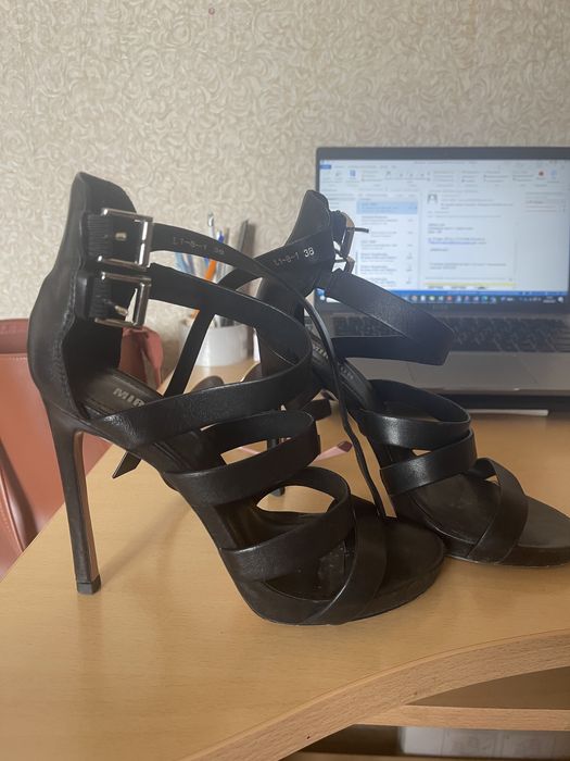 Босоніжки шкіряні Miraton 38 р.