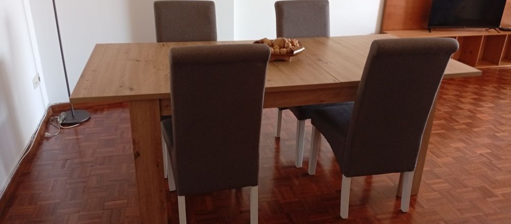 Mesa extensível e 4 cadeiras