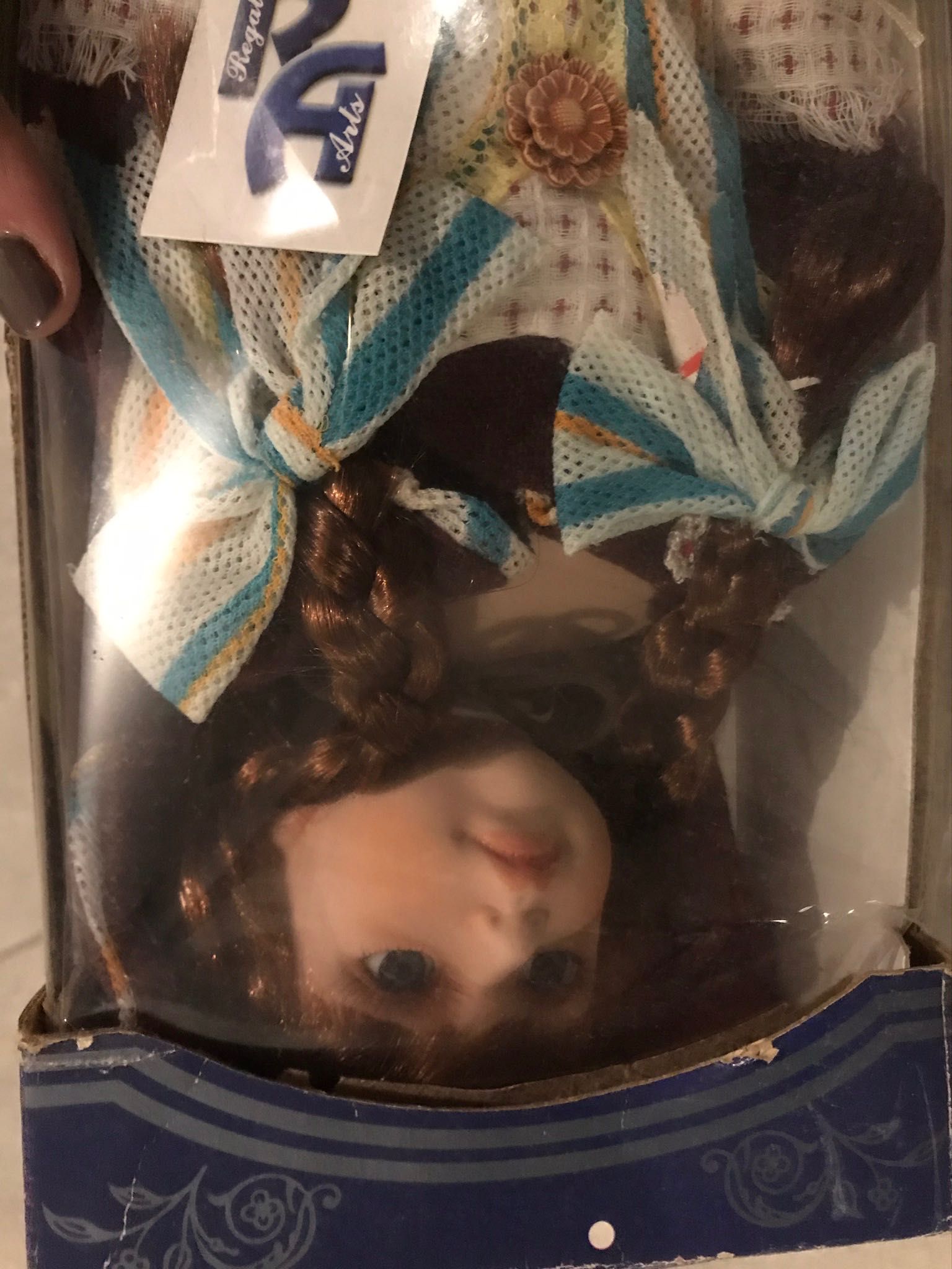 Boneca de porcelana nova lindissima