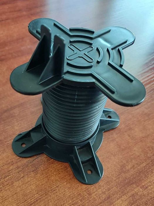 Regulowane stopy tarasowe pod legary