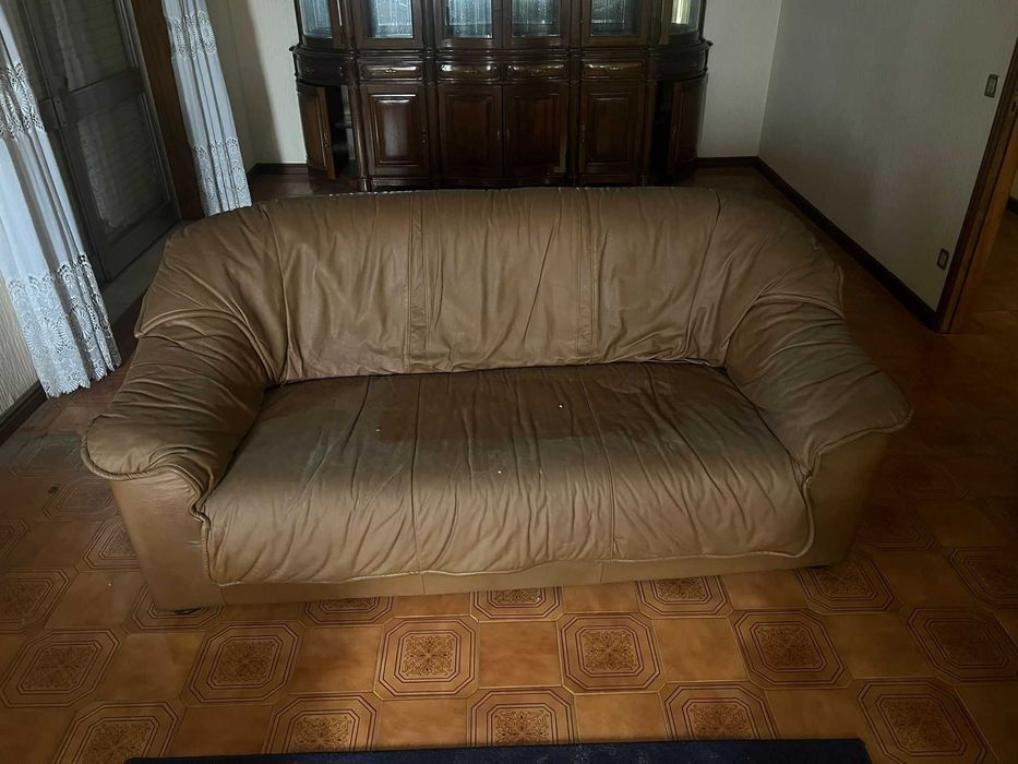Conjunto sofás em pele