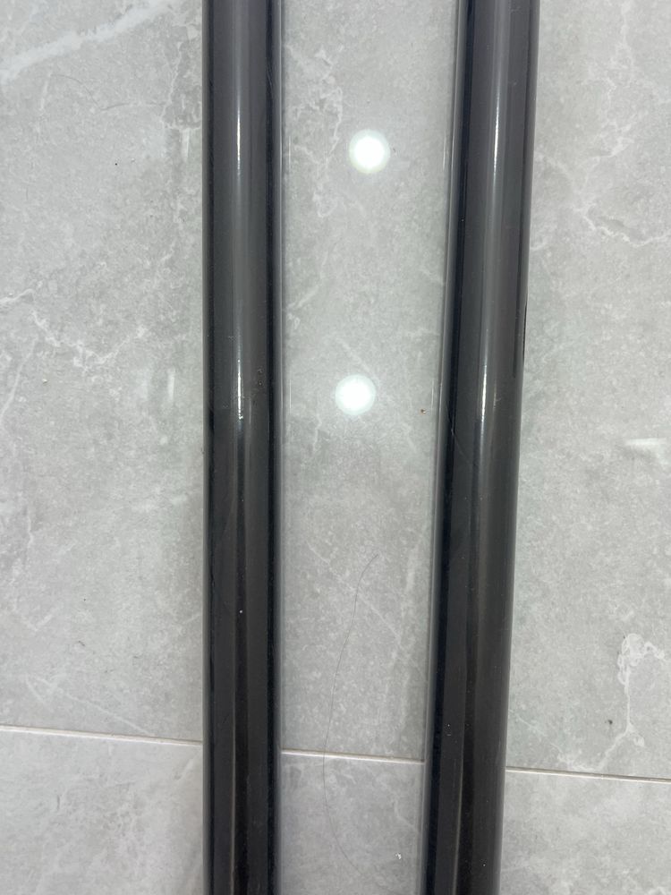 Dois varões de cortina pretos GATO PRETO