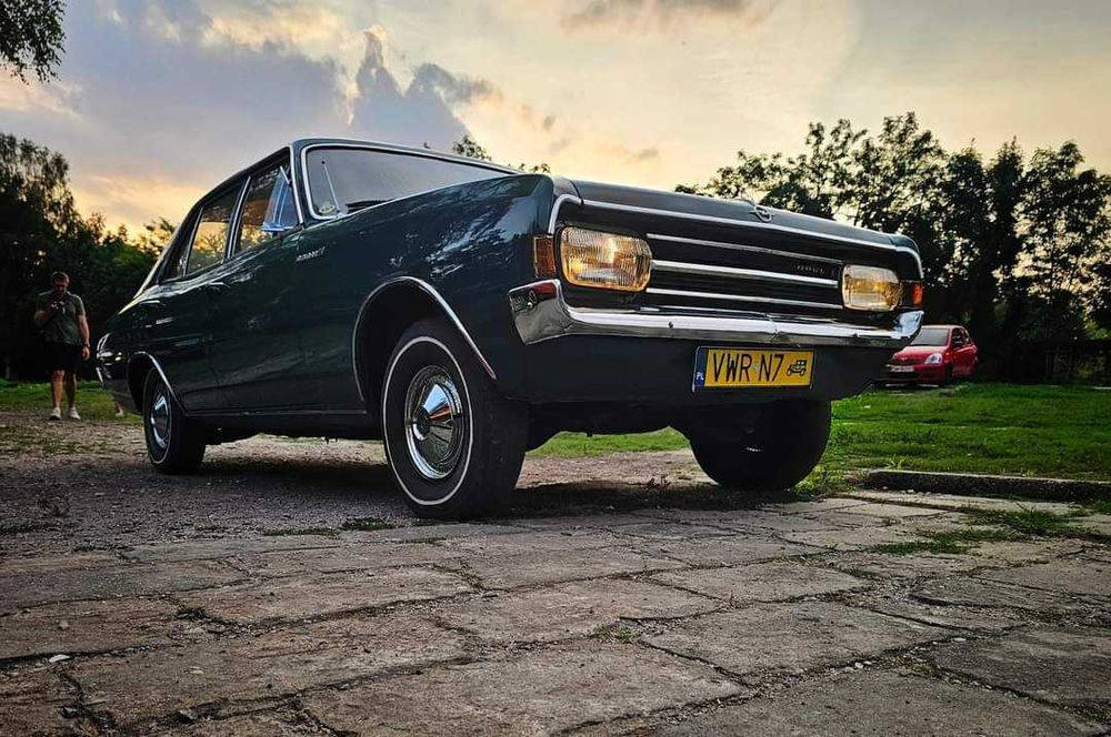 Zabytkowy Opel Rekord do ślubu.