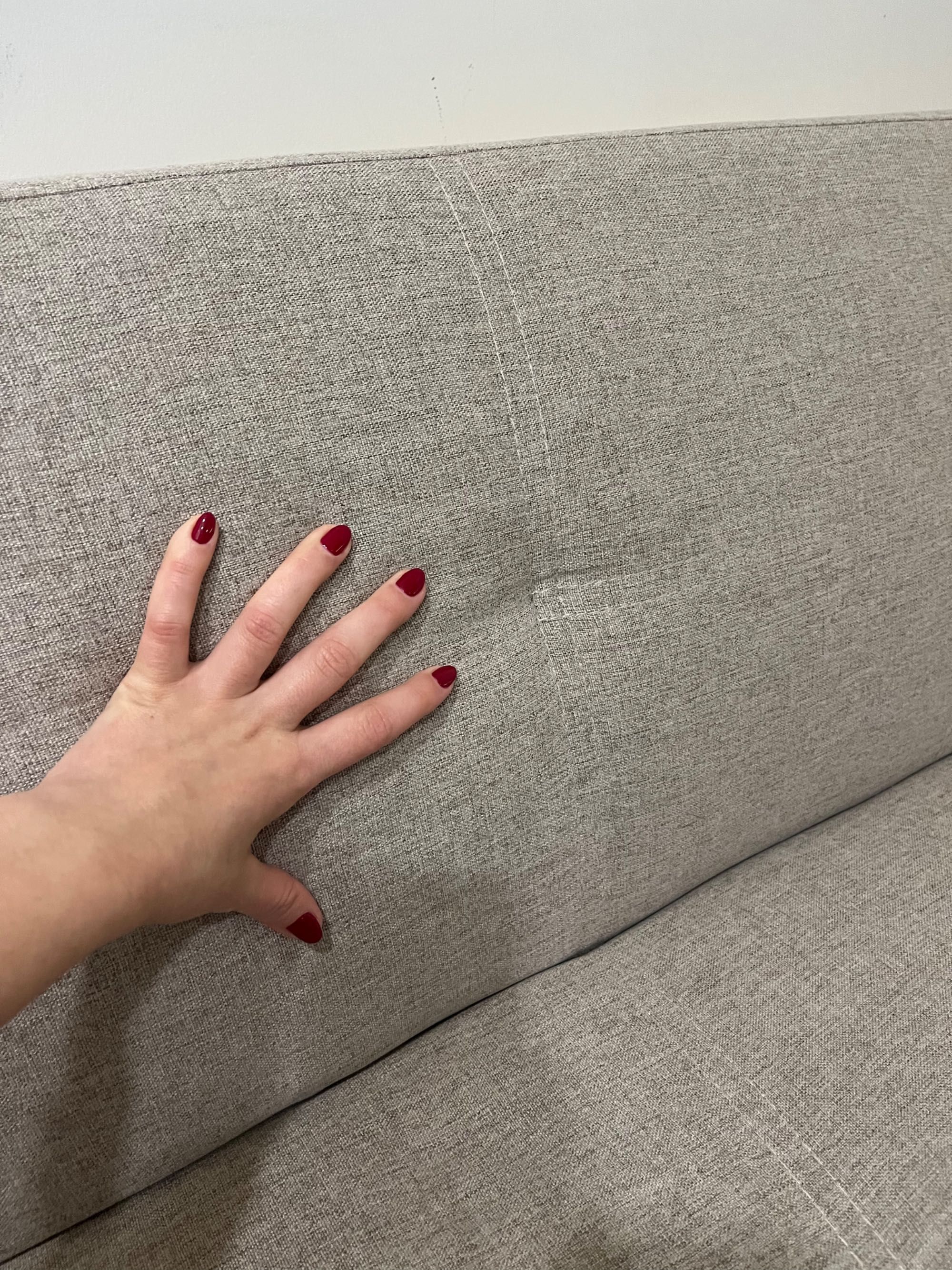 Sofá-cama bege com pernas pretas