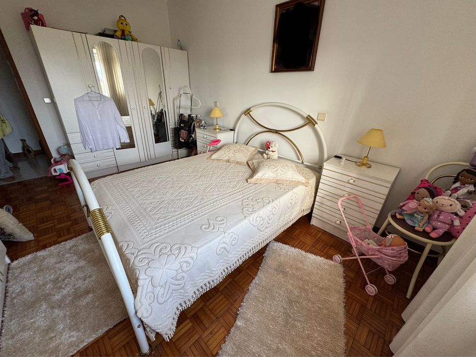 Mobília completa de quarto.