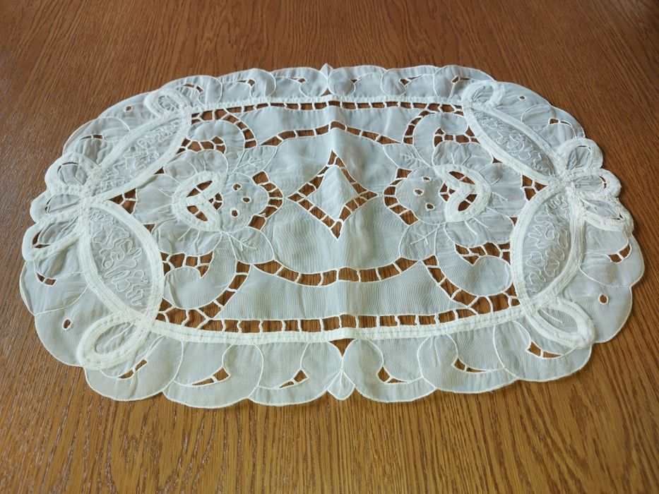 Serwetka z szyfonu z haftami, używana.