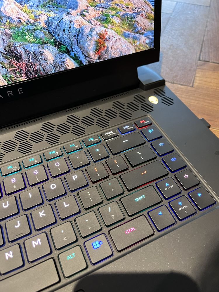 Alienware M17 R5 Ryzen 7/16gb ram/RTX3070Ti