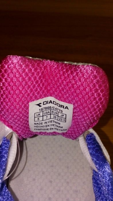 Ténis, marca DIADORA, NOVOS