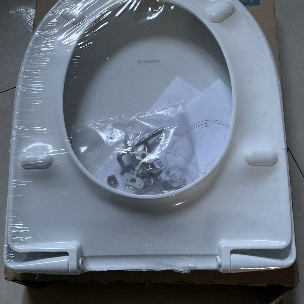 Geberit Renova deska WC z pokrywą biały zawiasy stal nierdzewna.