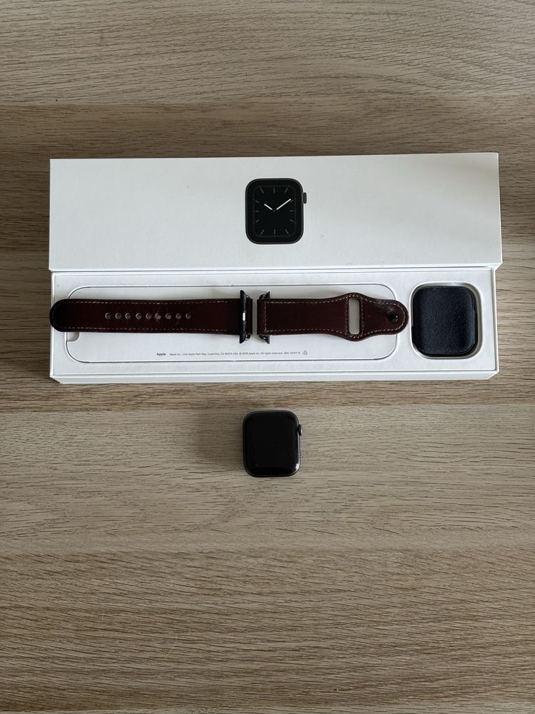 Apple Watch Series 5 44mm em bom estado