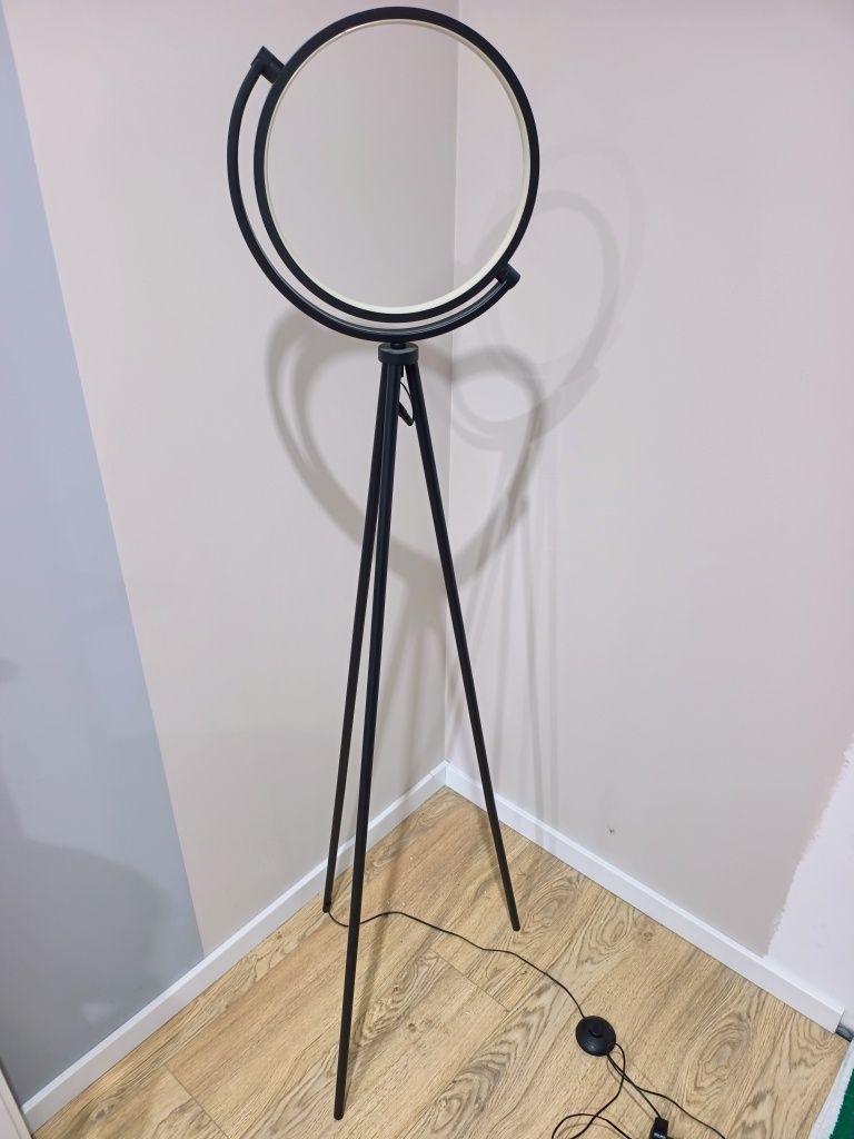 Lampa stojąca led