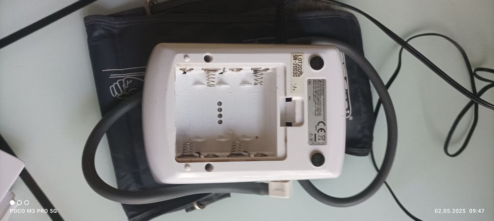 Автономний тонометр працює від розетки та на батарейках