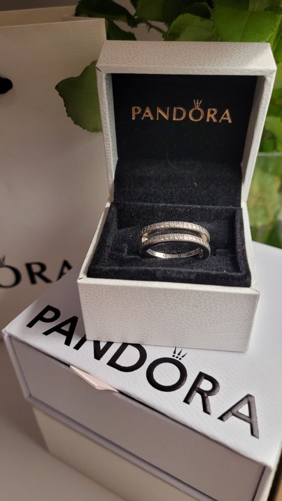Podwójny pierścionek pavé z logo Pandora Signature