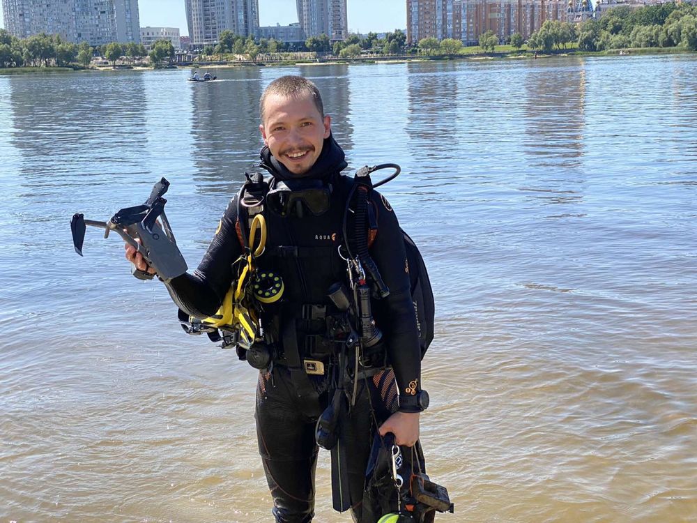 Водолаз с металлоискателем. Поиск утерянных вещей в воде.