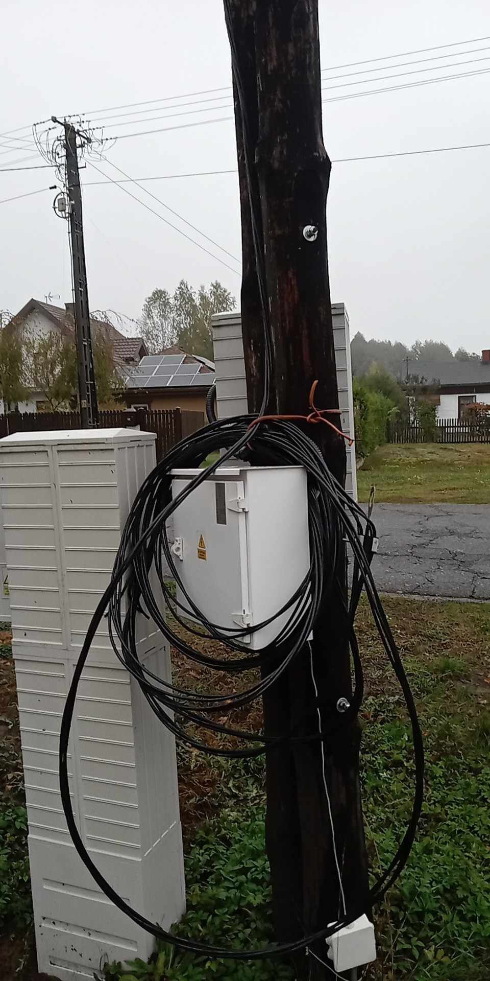 Prowizorka budowlana słup skrzynka kabel