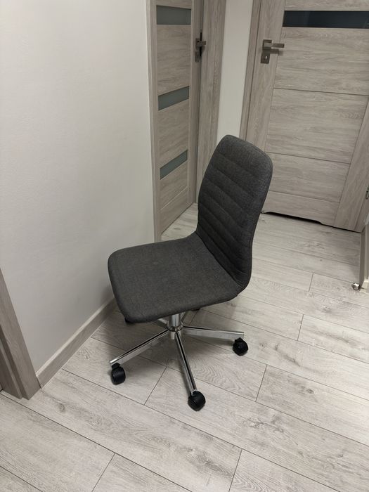 Sprawny szary fotel krzesło biurowy Jysk Abildholt na kółkach
