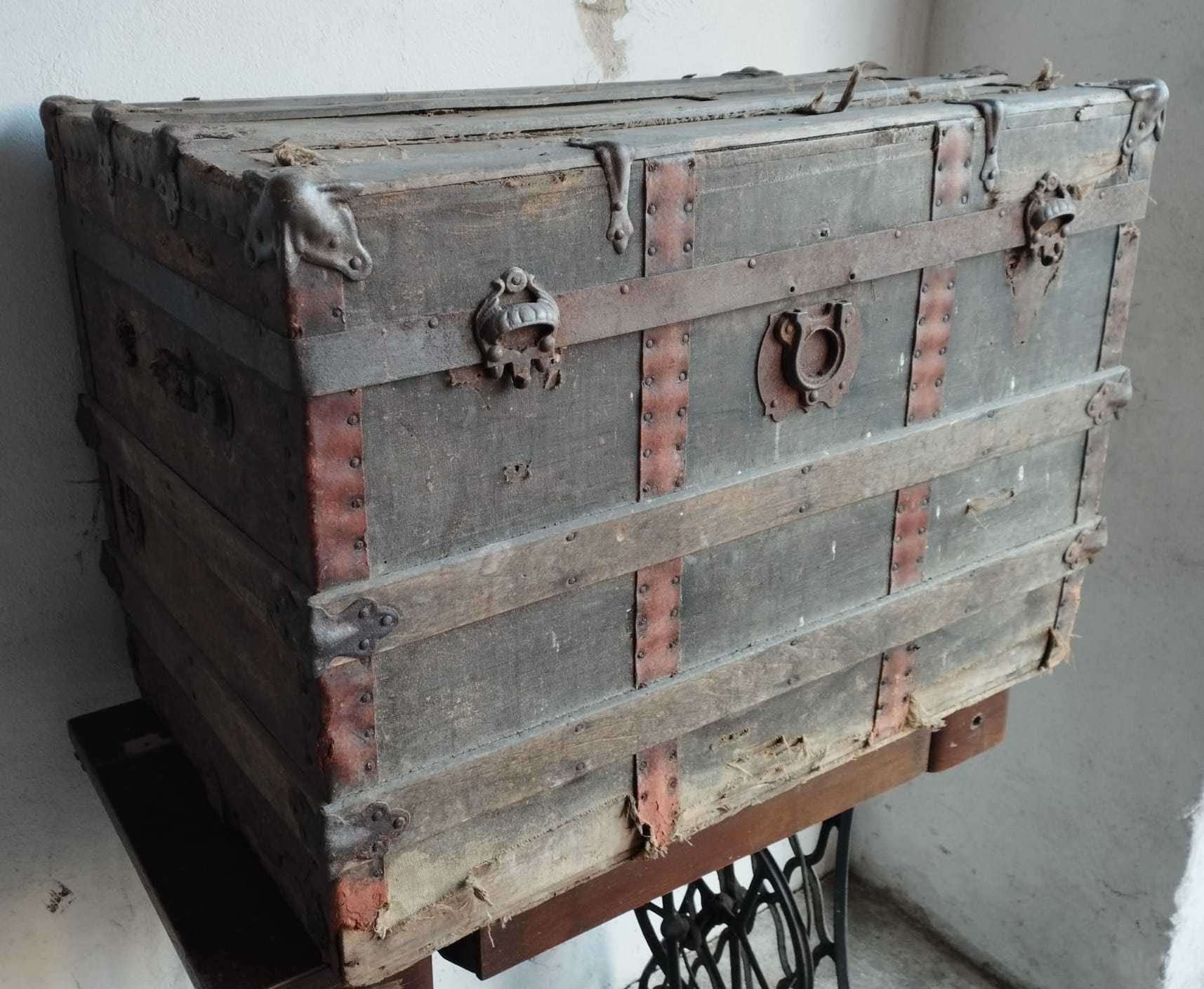 Stary XIX wieczny kufer podróżny.