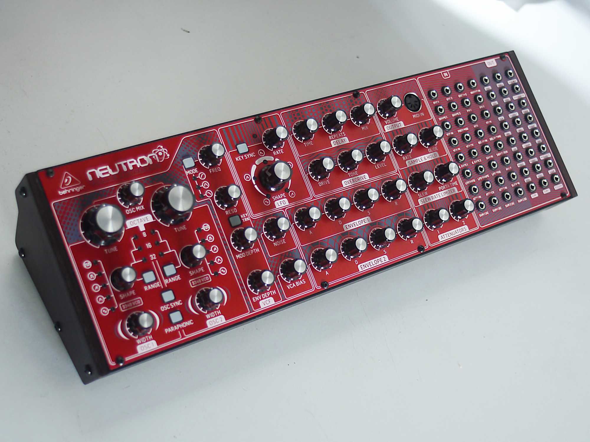 Behringer Neutron - Sintetizador parafónico semi-modular (como novo)