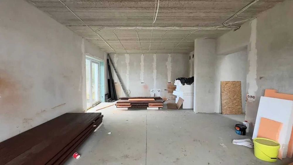 Зданий будинок поруч з містом