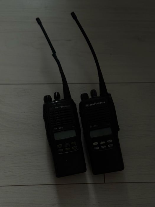две рации Motorola HT1250 + аксессуары