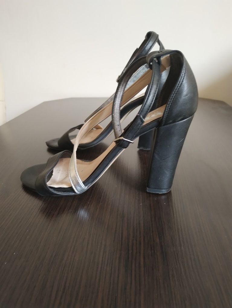 Sandałki czarne ze srebrnym paskiem Brilu 36