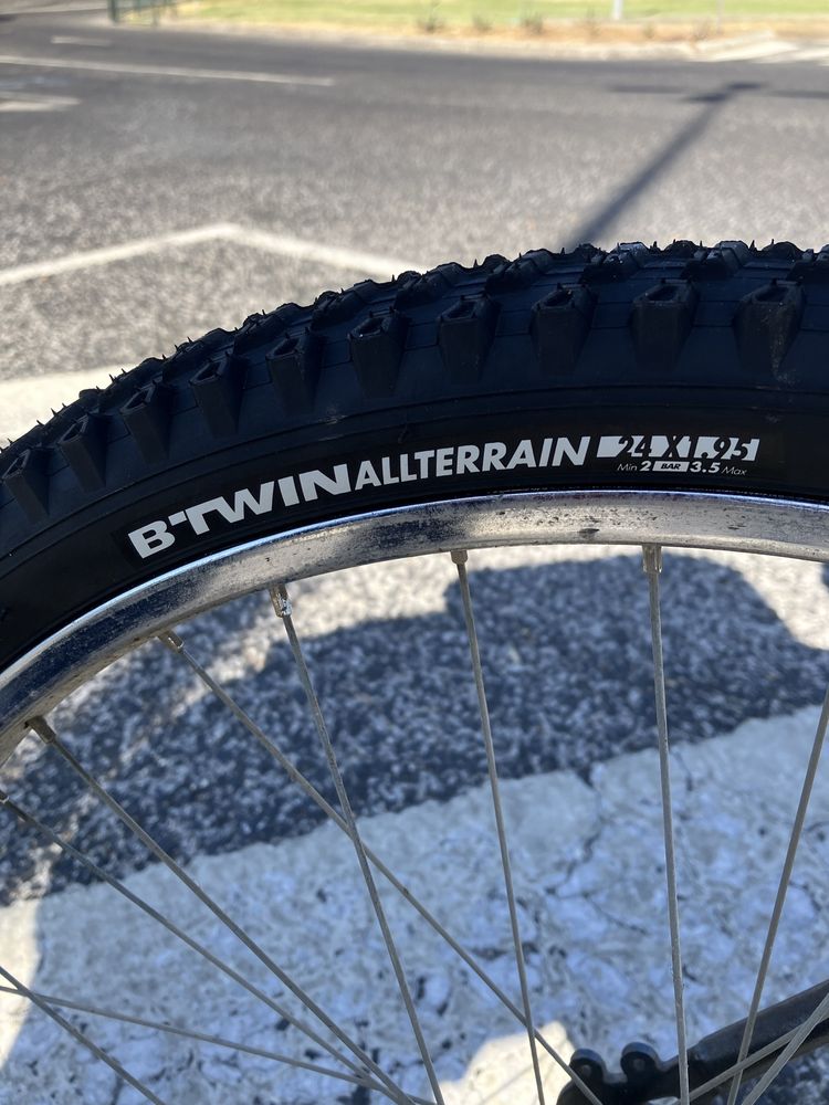 Bicicleta de roda 24 com 18 mudanças Shimano.