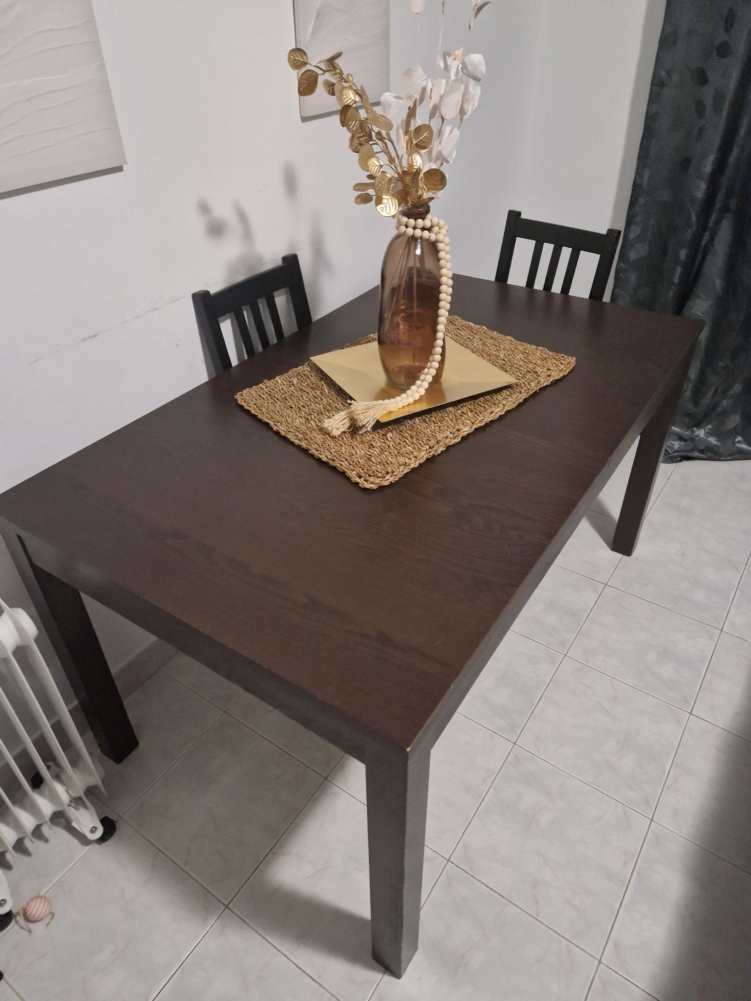 Mesa de jantar com duas cadeiras