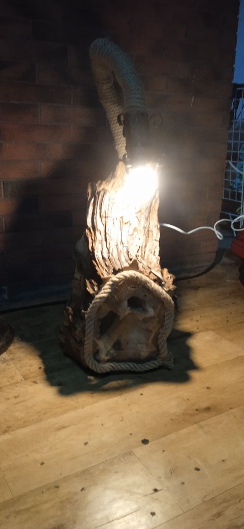 Lampa podłogowa z pnia drzewa