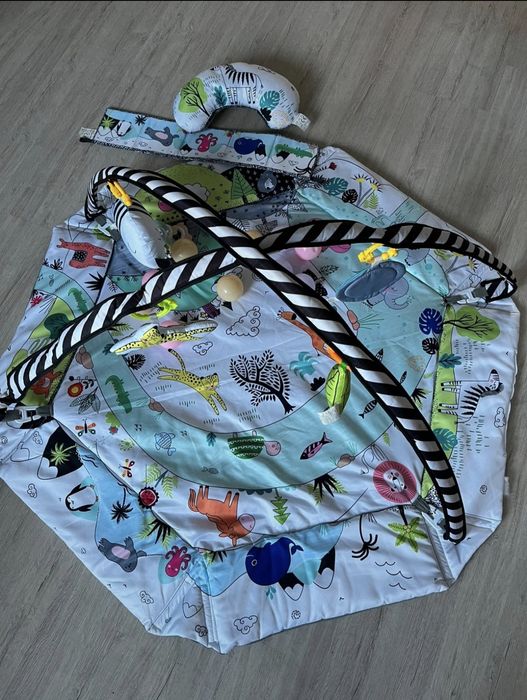 Mata edukacyjna  z zabawkami