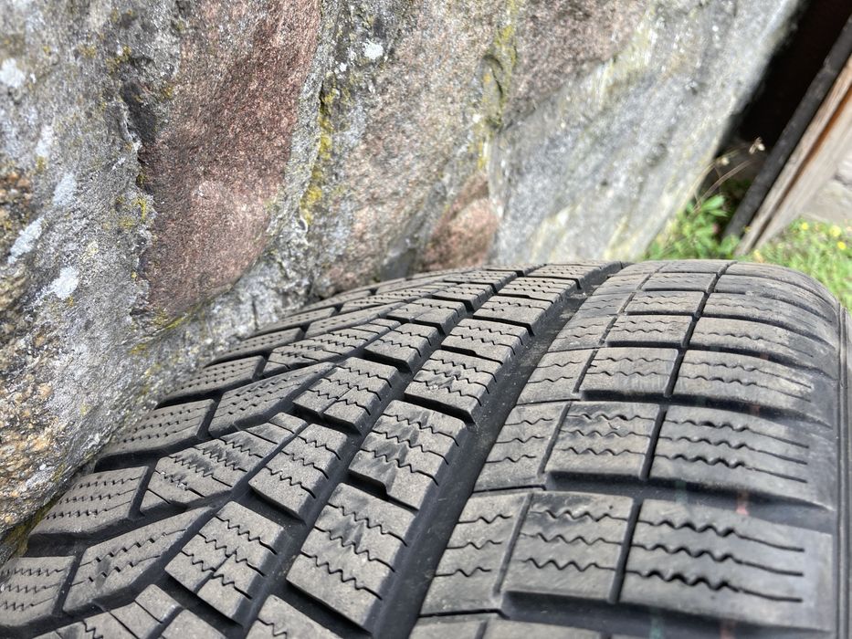 Opony zimowe Hankook Winter ICEPT EVO 2 225/45/18 37/2021r.