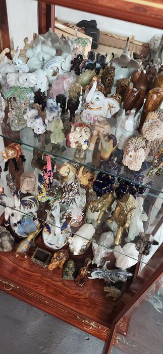 Móvel decorativo com coleção de elefantes miniatura