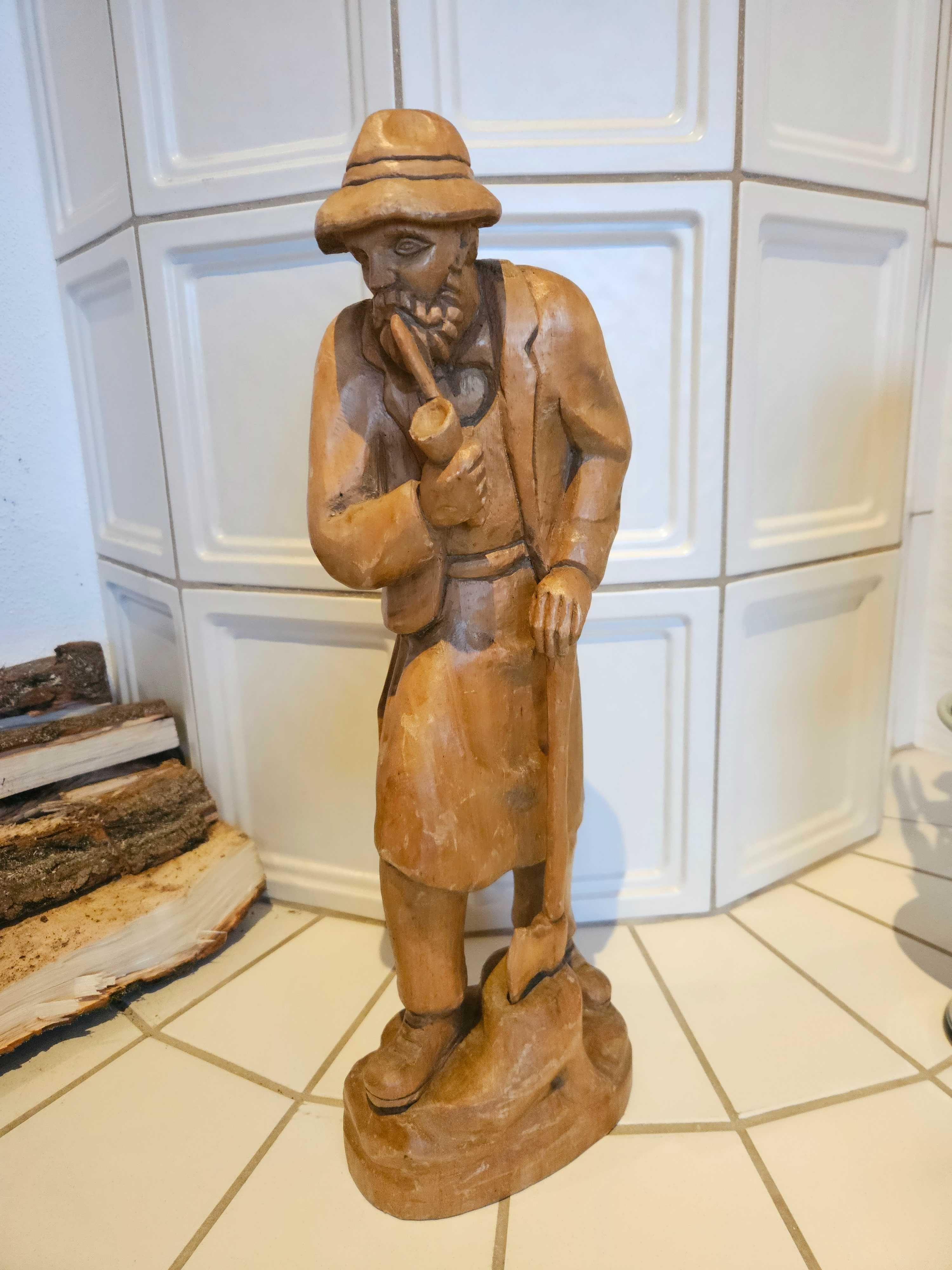 Stara ręcznie wykonana drewniana figurka dowala z fajką