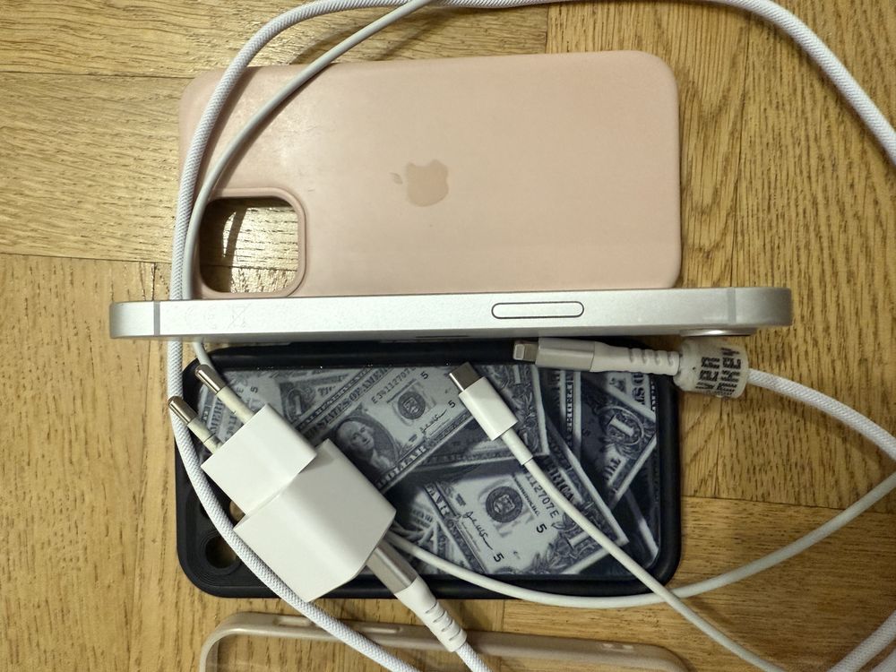 Iphone 16e 100% na gwarancji 256GB stan idealny 3 etui