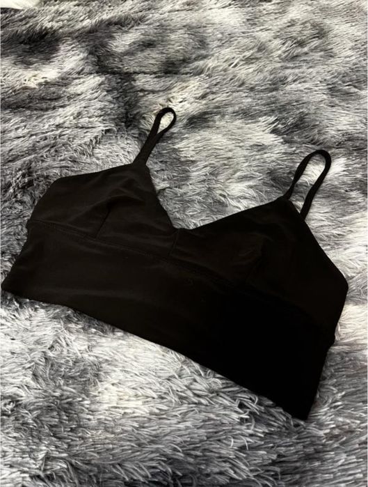 Топ чорного кольору