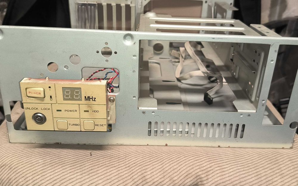 Obudowa z starego komputera