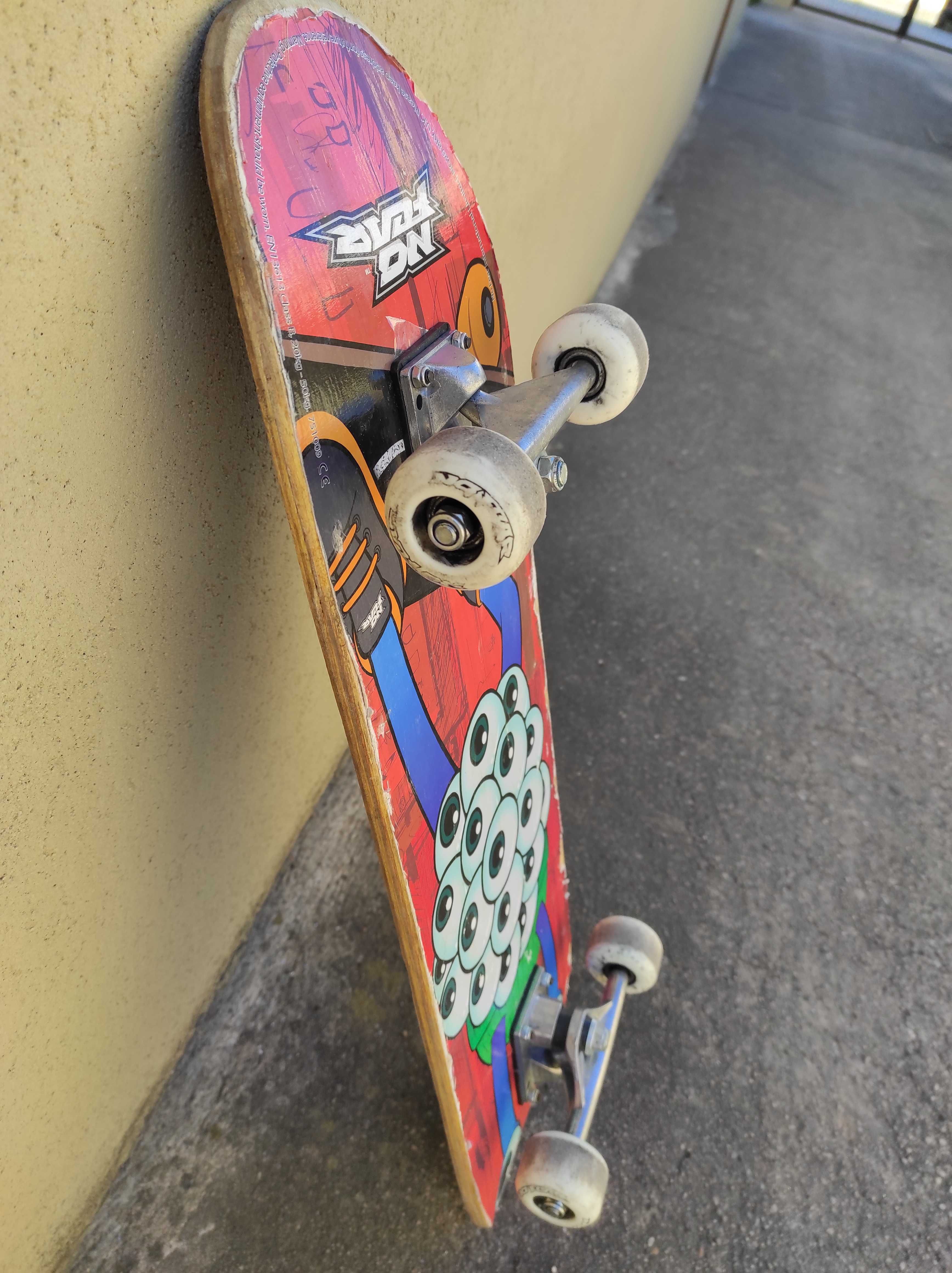 Skate com 65cm de comprimento em ótimo estado de funcionamento