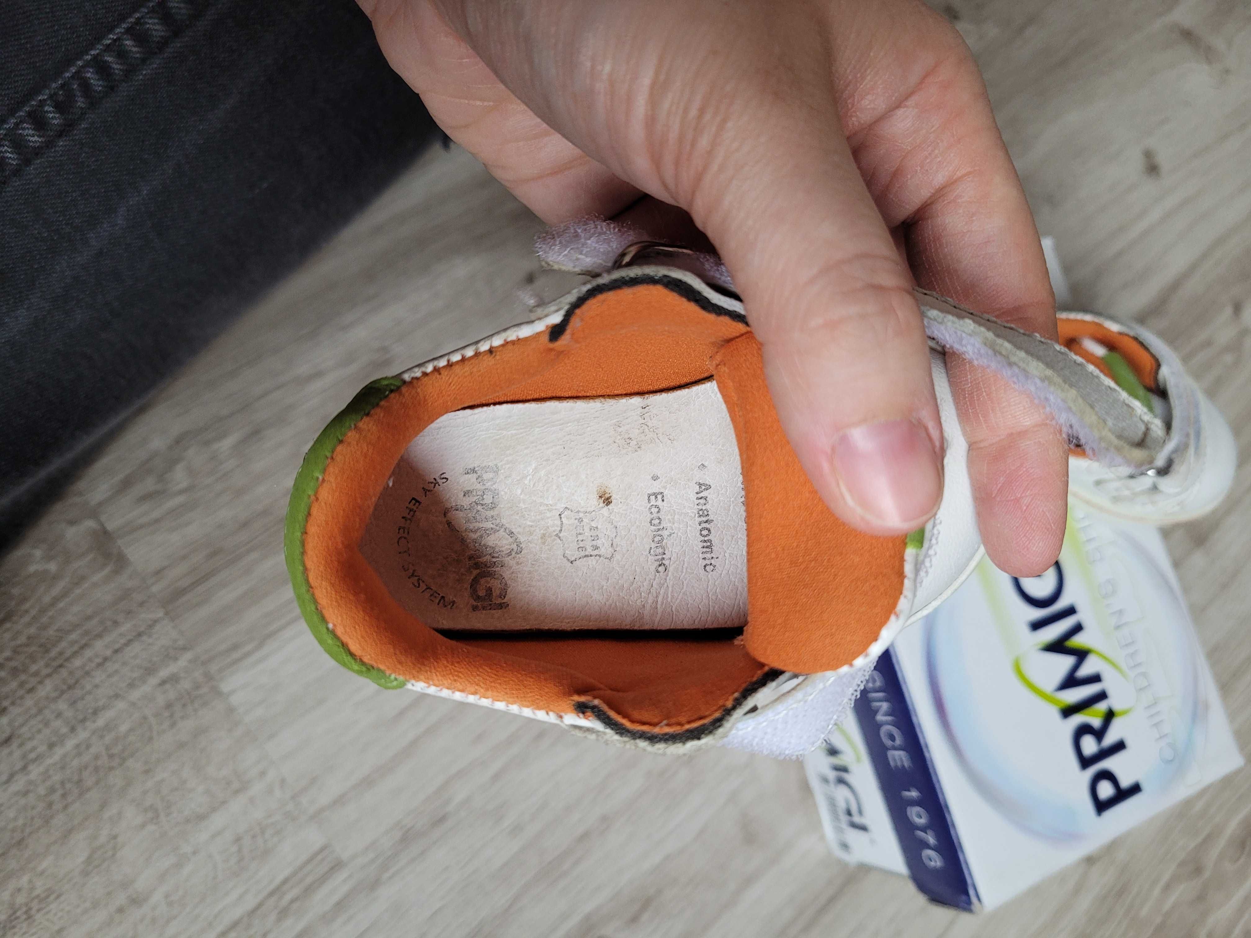 Biale buty sneakersy adidasy na rzepy, rozmiar 18, marka Primigi