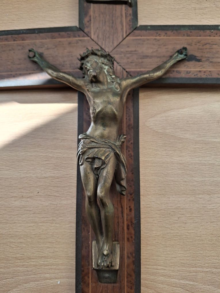 Cristo na cruz  em bronze ?