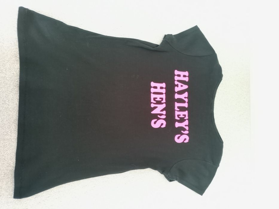 Czarny t-shirt z różowo neonowym nadrukiem