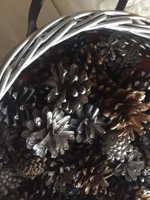 Cesto decorativo de pinhas