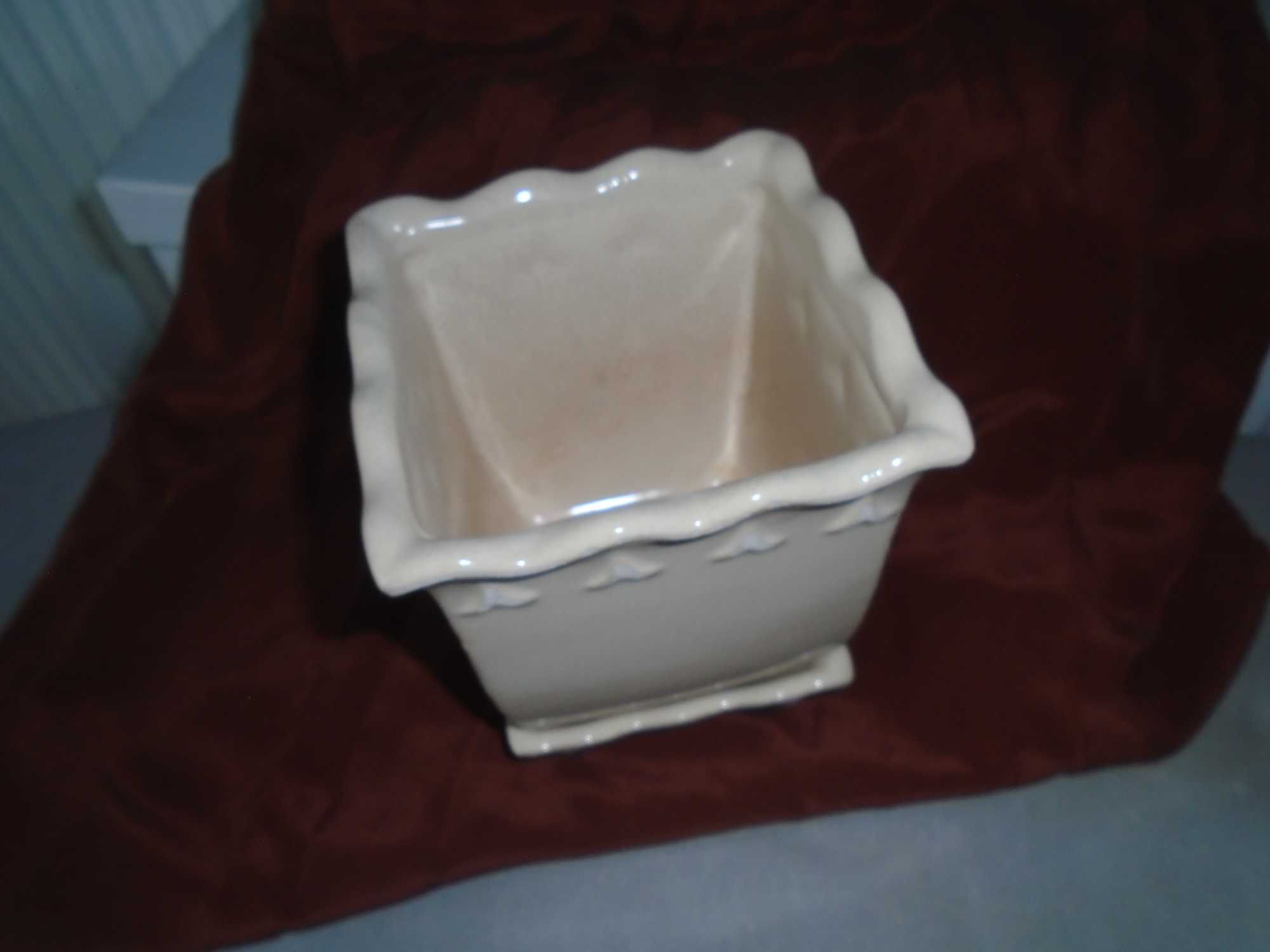 doniczka ceramiczna z podstawką