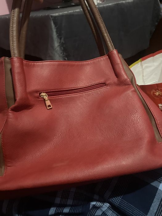 Mala CH vermelha com carteira pequena – excelente estado